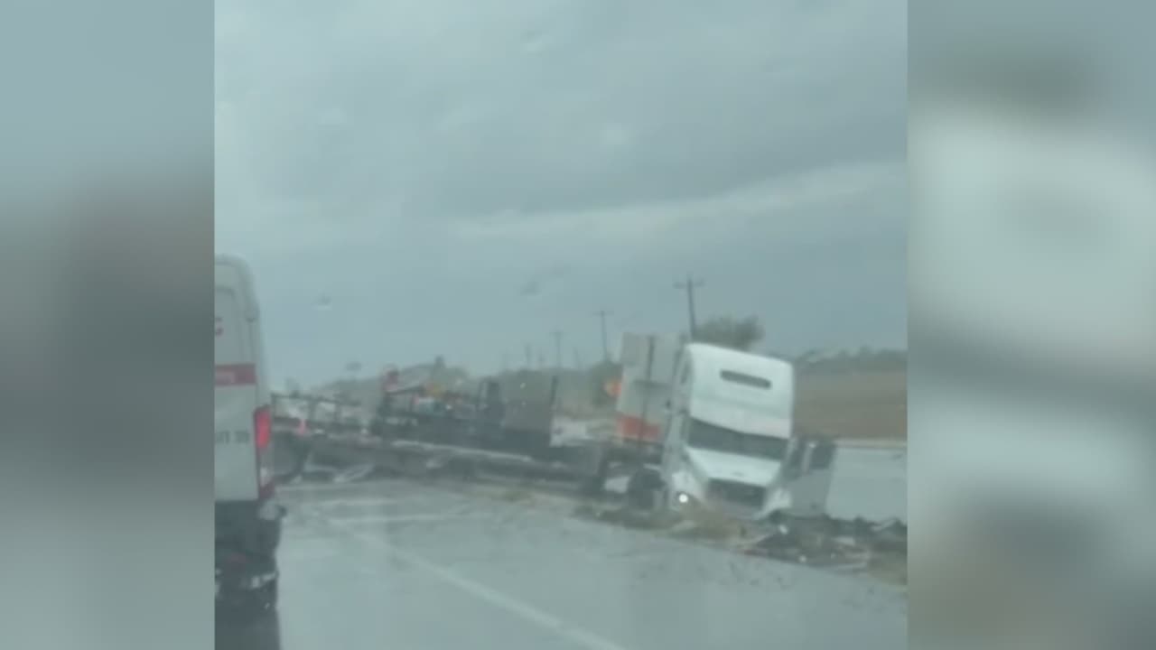 Camión de 18 ruedas se sale de la vía en la Interestatal 10 durante las severas tormentas