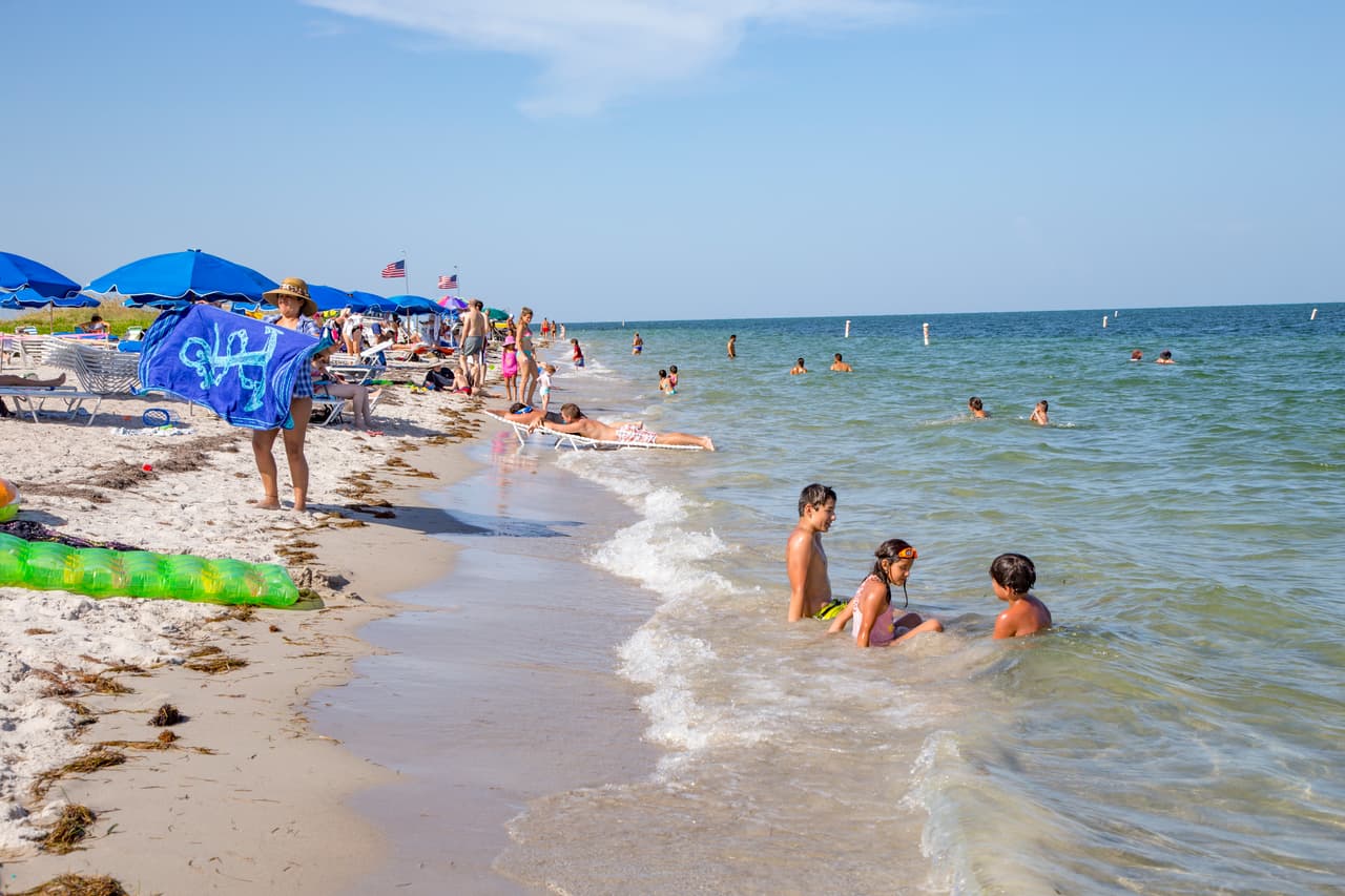 <b>Florida</b>.
<a href="https://www.univision.com/local/miami-wltv/cualquiera-debe-ser-cauteloso-antes-de-meterse-en-la-playa-nueva-victima-de-la-bacteria-come-carneen-florida">180 de 263 lugares analizados resultaron peligrosos por al menos un día en 2018.</a> La playa Bayou Texar (condado Escambia, Pensacola) fue potencialmente insegura durante 24 días, más tiempo que cualquier otra del estado. Otros puntos con niveles inseguros por más de 15 días fueron: Sanders Beach (condado Escambia, 23 días), Crandon Park Key Biscayne (condado Miami-Dade, 17 días, en la fotografía), Bird Key Park (condado Sarasota, 17 días) y Venice Fishing Pier (condado Sarasota, 15 días).