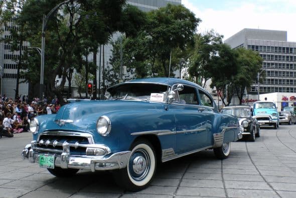 Casi dos mil vehículos clásicos desfilaron por las calles de la Ciudad de México para romper el Récord Guinness de más autos de este tipo en movimiento. Transitaron mil 721 autos, lo que superó la marca de Holanda, cuyo récord era de 948 vehículos. De acuerdo con las autoridades, el paso de estos autos clásicos fue visto por 250 mil asistentes. Circularon autos Datsun 1300, Jaguares, MG 59, Chevrolet apache, Alfa Romeo, Mercury, Porche, entre otros, que atrajeron la atención de capitalinos y visitantes. El paso de los vehículos fue interrumpido por el calentamiento de algunos que se quedaron en el camino y provocaron “cuellos de botella”; sin embargo, los organizadores confiaron en que los vehículos llegarían a la meta.