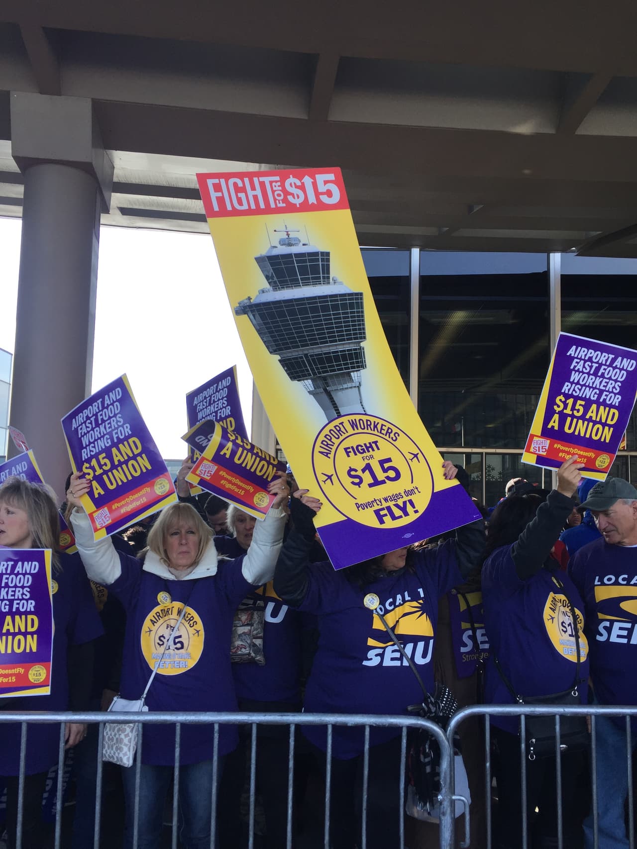 Eran cientos de trabajadores las que formaban un cinturón humano en el área de salida entre la terminal dos y tres.