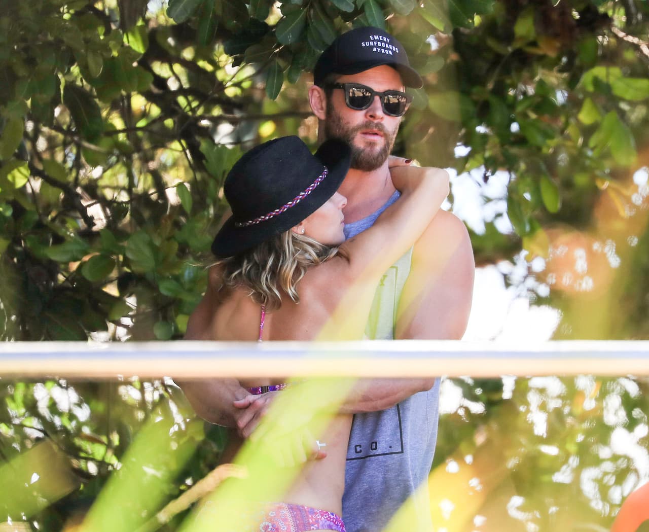 Chris Hemsworth y Matt Damon disfrutan de las playas de Australia con sus respectivas familias.