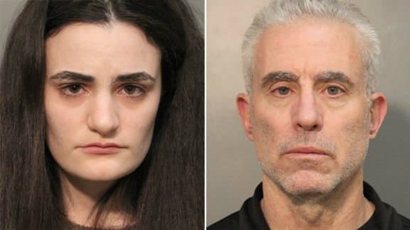 Arrestan a pareja por golpear en la cabeza a niña de 2 años con un balde de 'popcorn'