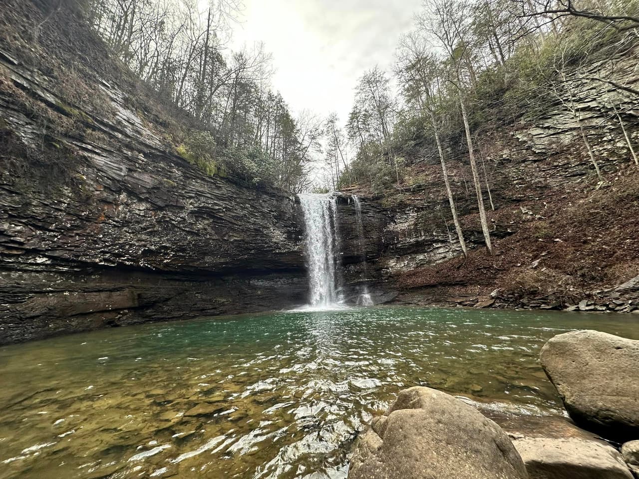 El parque, que tiene su pico de visitantes durante el otoño, también recibe a muchos visitantes que disfrutan de sus más de 60 millas de senderos para transitar a pie, los cuales te llevan a recorrer cascadas y otras maravillas naturales locales que se aprecian mejor en invierno.
