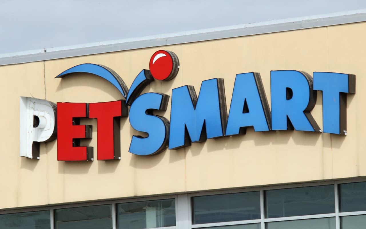 Cliente de PetSmart termina discusión golpeando a otro en la cabeza con un hueso para perros (le fracturó el cráneo)