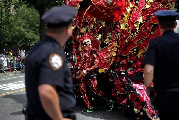 Cientos de policías están presentes para guardar la calma y evitar la violencia.