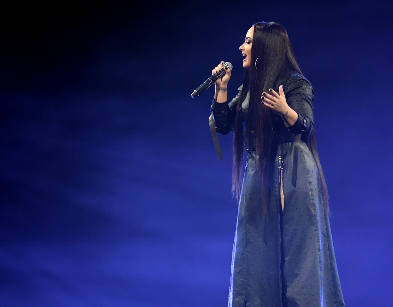 En una entrevista con 
<b><a href="https://www.cosmopolitan.com/entertainment/celebs/news/a13735/demi-lovato-august-cover/">Cosmopolitan</a> </b>en 2013, Lovato dijo en referencia al tema que “mi familia sabe de qué se trata. Cuando esté lista, entonces 
<b>seré libre</b> para abrirme al mundo sobre ese asunto, pero por el momento es una de esas cosas en las que mis líricas hablan por mí".