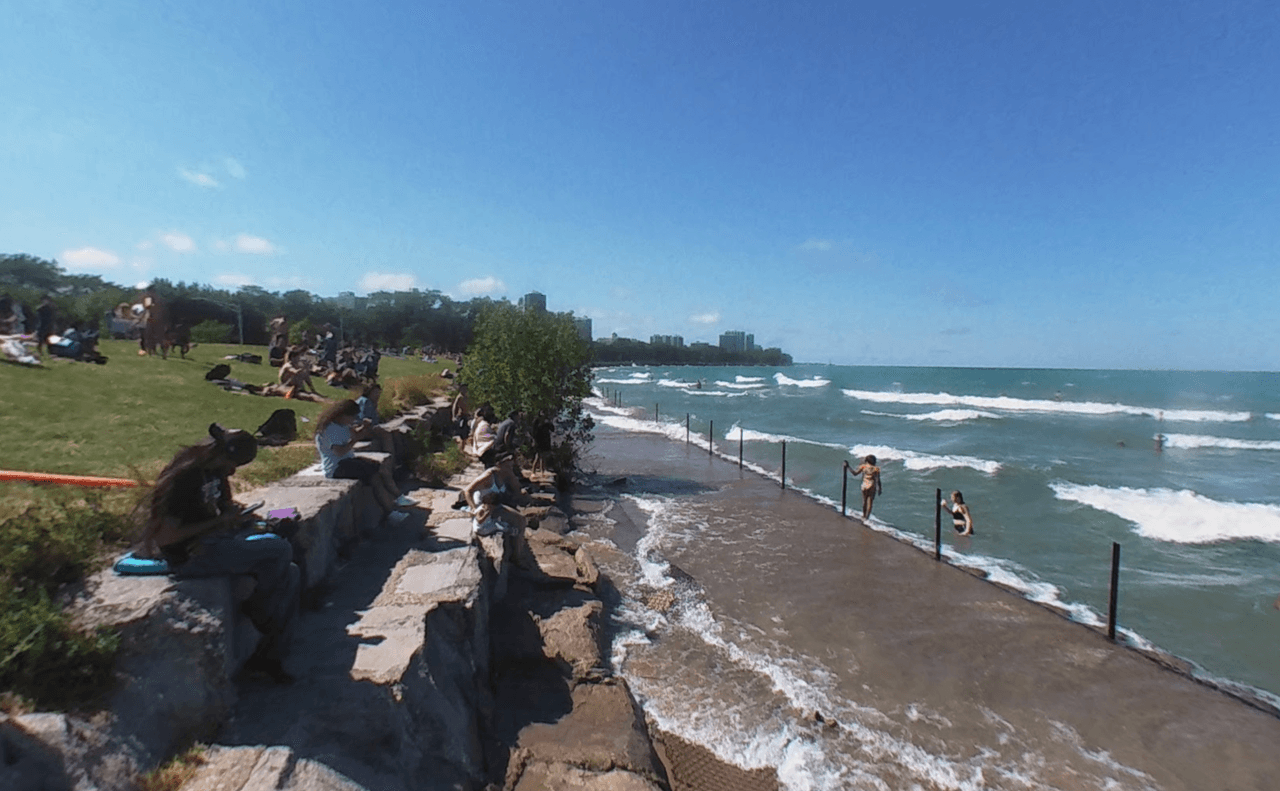 La playa Montrose, ubicada en Lake Shore Drive, es preferida por varios residentes en Chicago. Sin embargo, recientemente, la Ciudad de Chicago 
<b><a href="https://www.univision.com/local/chicago-wgbo/estas-planeando-hacer-un-picnic-en-la-playa-montrose-ahora-tendras-que-pagar-estacionamiento-video">estableció una limitación para los estacionamientos</a></b>. La playa tiene parquímetros y sus visitantes tendrán que pagar para poder visitar el lugar. La playa ofrece opciones de entretenimiento como alquiler de kayaks y artículos de volleyball. También tienen para la venta comida y los visitantes pueden utilizar las duchas y los baños de la playa.