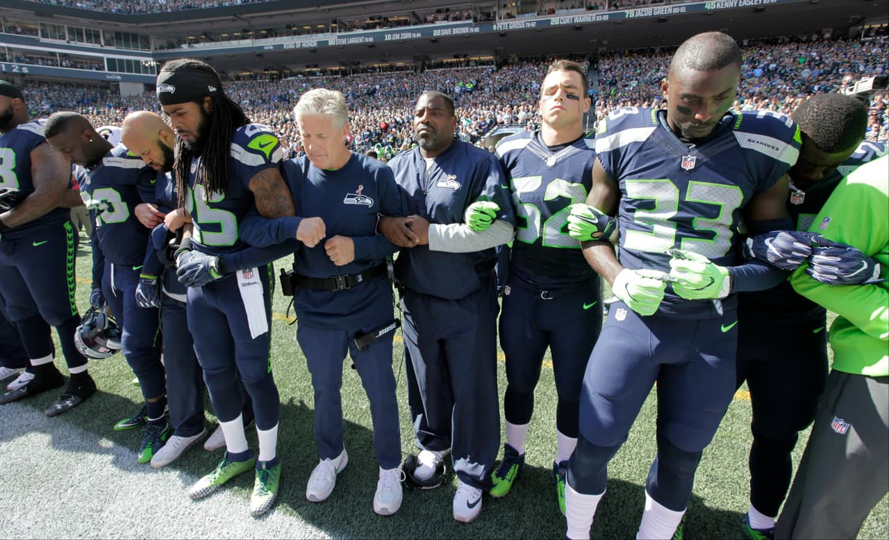 El entrenador en jefe de los Seahawks, Pete Carroll, y demás staff de entrenadores, se unieron con los jugadores.