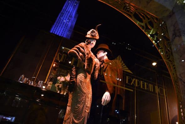 Las vitrinas navideñas de Saks FithAvenue están listas para ser admiradas por millones de visitantes. Con atuendos y accesorios lujosos que suman miles de dólares, las vitrinas se han convertido en un ícono de Nueva York. Mark Briggs, Jefe de Marketing y creativo para Saks Fifth Avenue, dijo en un comunicado que este año se han incorporado elementos nuevos , por lo que es una experiencia como ninguna otra ... una experiencia para recordar."