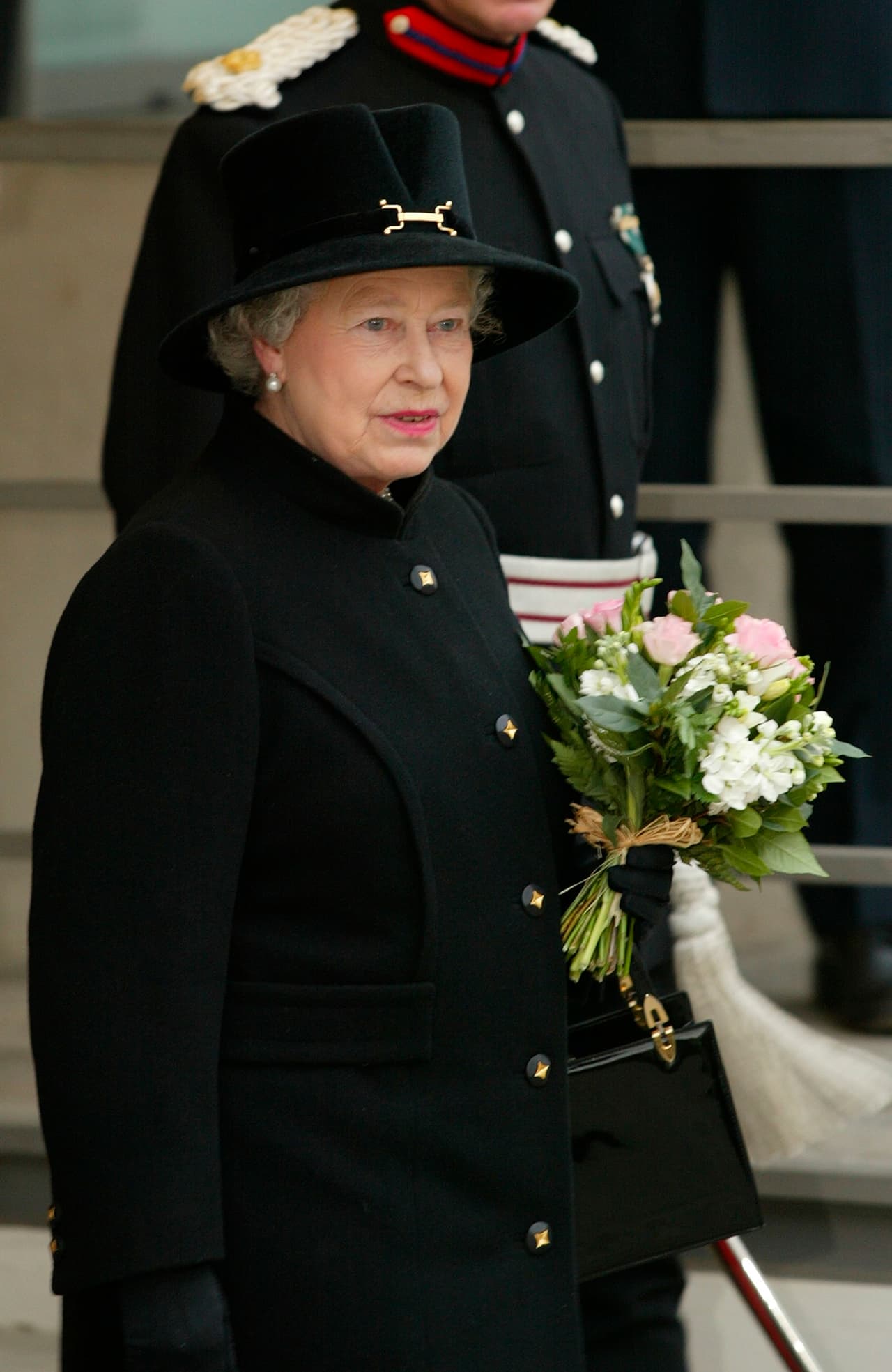 Tres días después de la muerte de su hermana Margarita, reapareció de luto, el 12 de febrero de 2002.