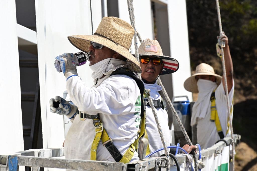 Darle mantenimiento a las enormes letras, construidas con planchas hierro corrugado y vigas de acero, toma cerca de 8 semanas.