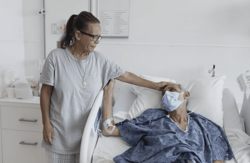 Lázara Aruca y Leonardo en la clínica.