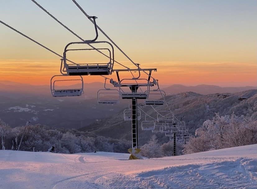 <b><a href="https://beechmtn.com/ " target="_blank">Beech Mountain</a></b>. Selecciona un lugar para alojarte en la víspera de Año Nuevo en Beech Mountain. The View Haus en el Beech Mountain Resort ofrece una celebración familiar completa con tubos de nieve, patinaje sobre hielo, juegos, premios y música en vivo. Los niños menores de 12 años pueden preferir la caída de la bola de Año Nuevo, los juegos y las actividades organizadas por Beech Mountain Parks and Recreation, ubicado en el centro de la ciudad.