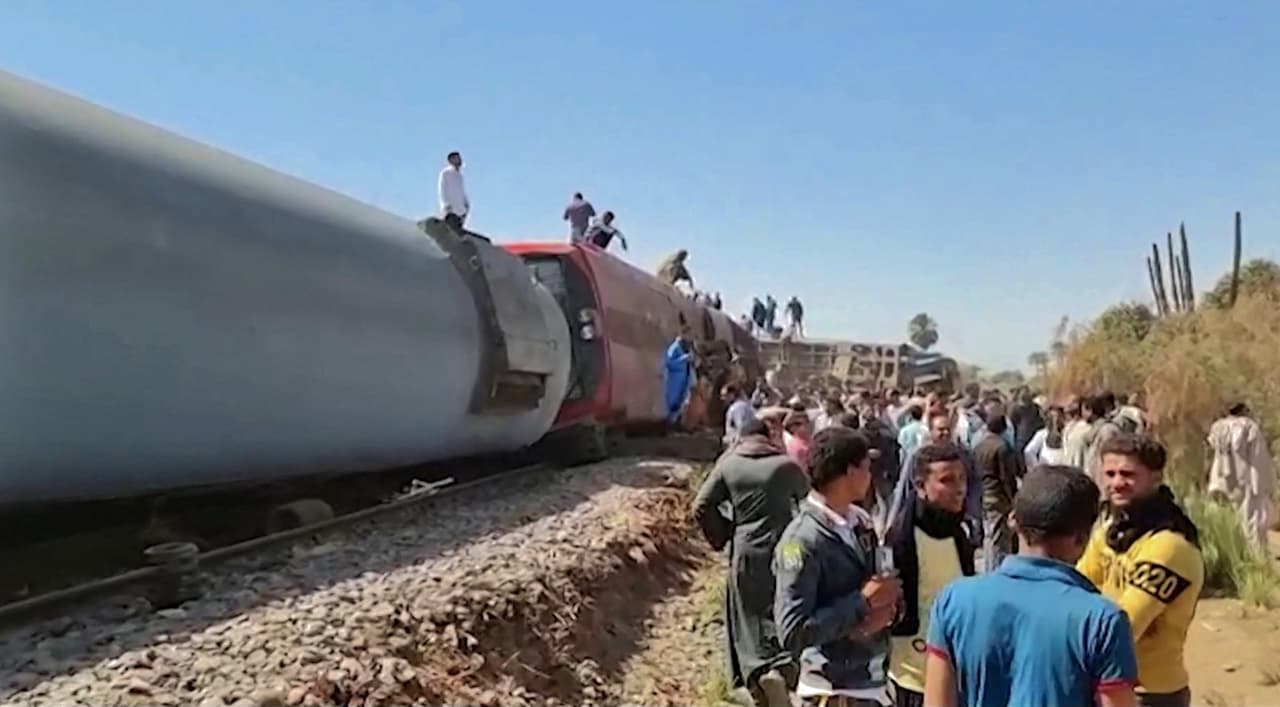 Ese mismo año, el presidente Abdel-Fattah el-Sissi dijo que al gobierno le faltan unas 250,000 millones de libras, o 14,100 millones de dólares, para reformar el desgastado sistema ferroviario.