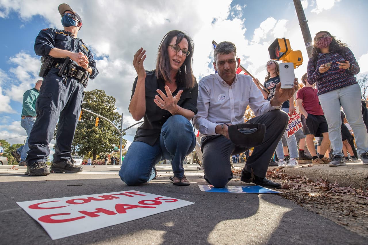 Simpatizantes de Trump se arrodillaron en Raleigh para orar en medio de la protesta.