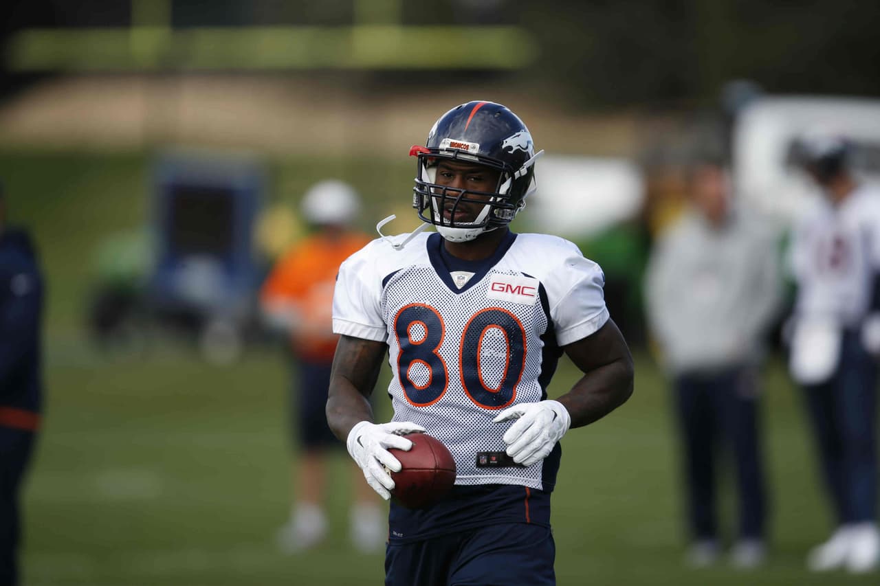 El ala cerrada Vernon Davis se presentó a los entrenamientos de los Denver Broncos
