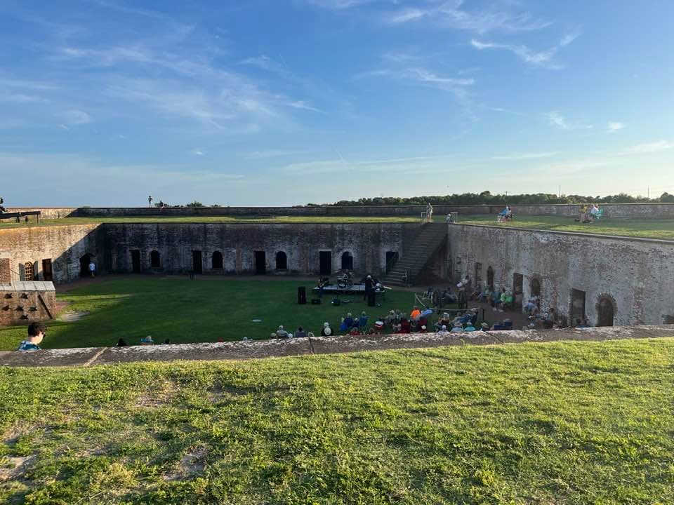 Ubicado en el condado de Carteret, a 39 millas al sureste de New Bern, el parque estatal
<b><a href="https://goo.gl/maps/hV5U6wHQPzEnigAk7">Fort Macon</a></b> se centra en un fuerte anterior a la Guerra Civil impecablemente restaurado que ofrece visitas guiadas diarias y demostraciones frecuentes de cañones y mosquetes.