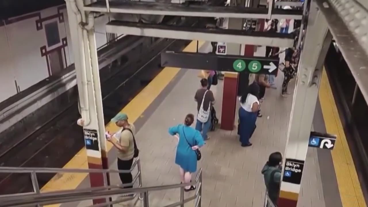 Un joven es golpeado con un termo de metal y a puños en el subway en Manhattan: el agresor huyó