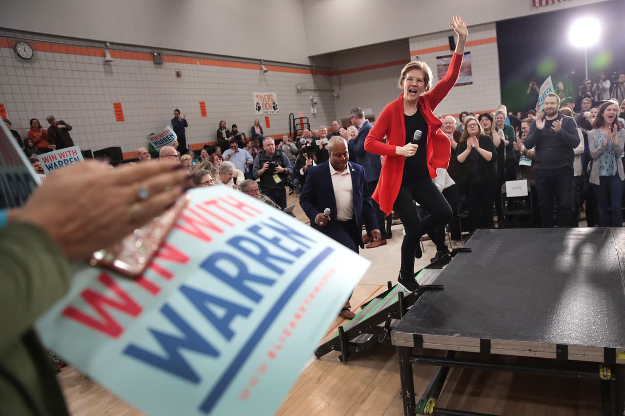 Ha recibido el apoyo de Julián Castro, ya retirado de la contienda, que lo acompaña en la campaña. Algunos sospechan que, de llegar a la Presidencia, podría estar en sus planes una fórmula electoral entre la senadora
<a href="https://www.univision.com/noticias/elecciones-en-eeuu-2020/una-mujer-y-un-hispano-para-la-casa-blanca-que-posibilidades-tiene-una-formula-warren-castro"> de 70 años destacada en el ala más progresista del partido</a> y el exsecretario de Vivienda de Obama, de origen hispano.