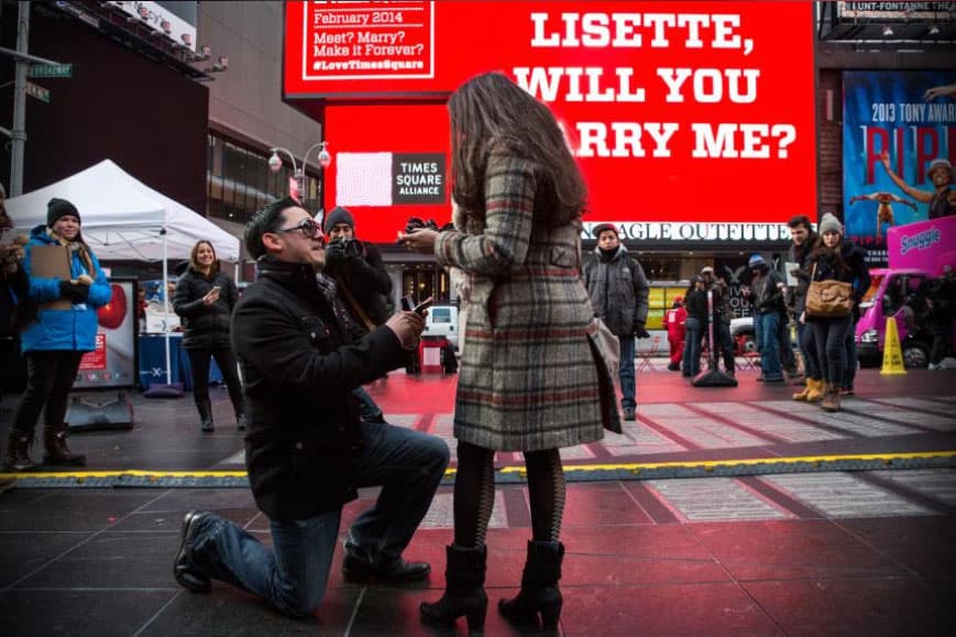 Aquí se le ha visto a diferentes parejas pedir matrimonio, especialmente durante la temporada decembrina y en Año Nuevo.