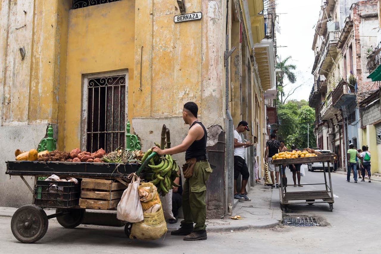 Carretillear por toda la turística Habana Vieja ha llevado a Leo y a José a desarrollar otras dotes para ganarse la vida.