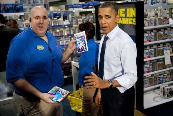 Bromeando con los reporteros y trabajadores Obama reconoció que él también juega.