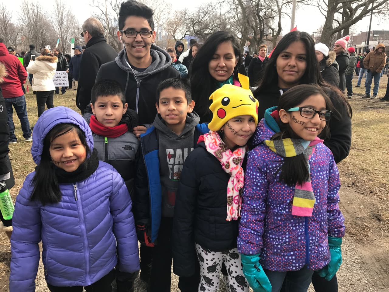Entre los manifestantes hay muchas familias y niños.