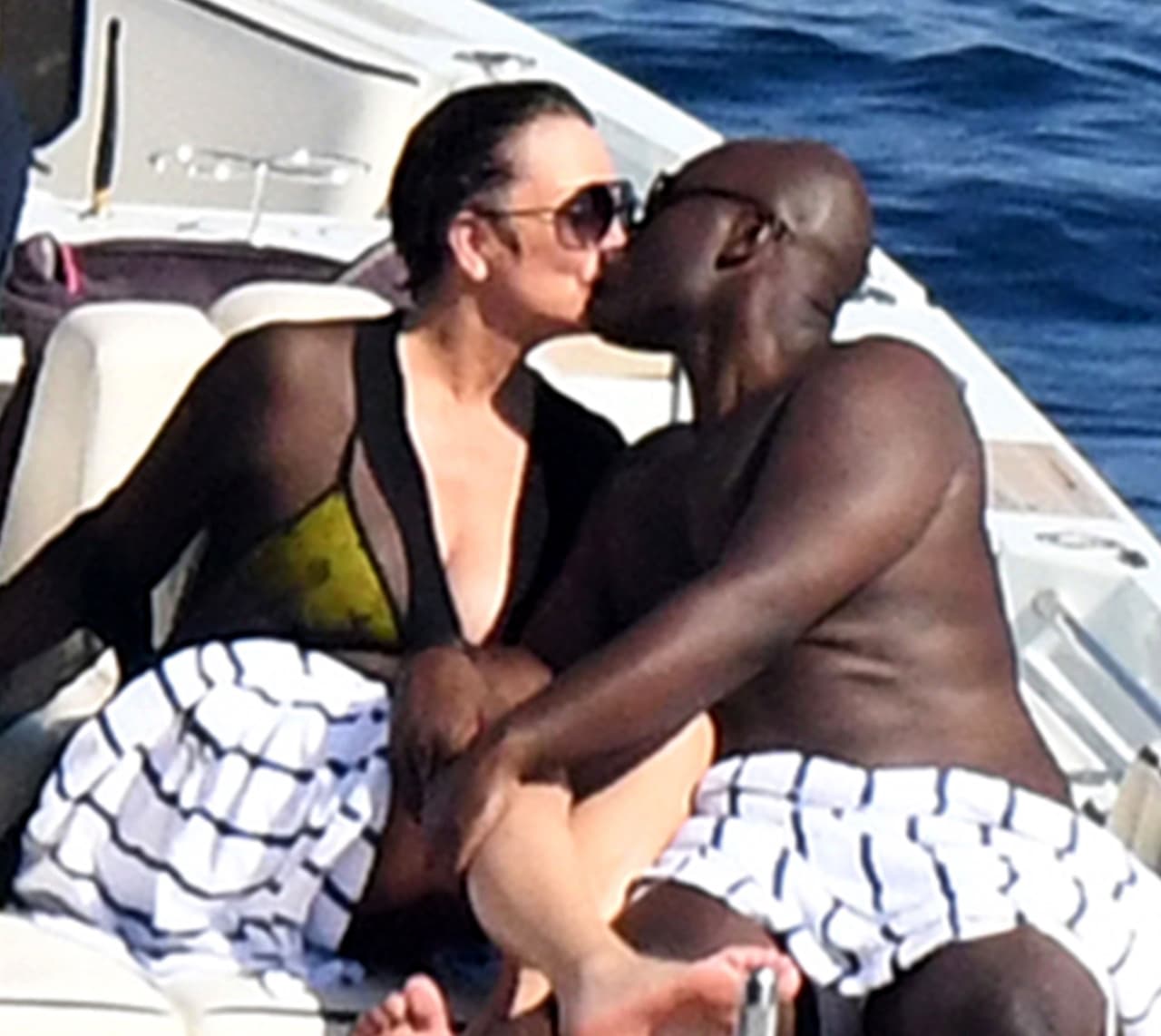 Gamble, de
<b> 37 años</b>, lució especialmente entusiasmado en el viaje, acariciando el cabello, los labios y las piernas de Jenner, de 
<b>62</b>.