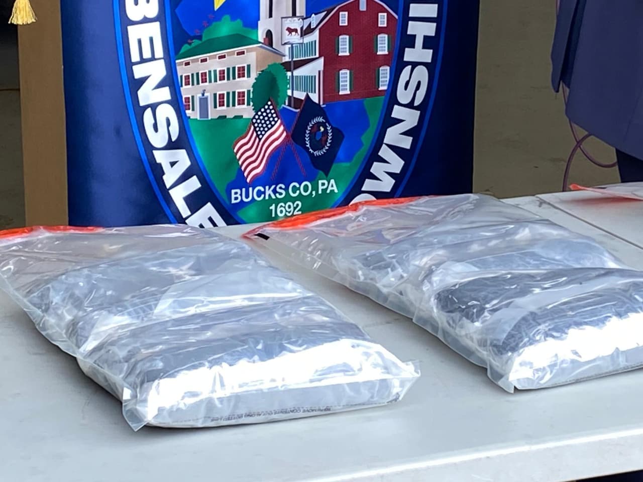 Las sustancias estaban guardadas en un compartimiento oculto en la parte posterior del vehículo que conducía Donis-García. Según las autoridades el producto proviene de México.