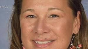 “Creo que en verdad lo amo”: 
<b>maestra de Arizona que pagó la fianza de un reo y luego apareció muerta</b> Autoridades de Arizona confirmaron que el cadáver de una mujer hallado el 13 de octubre corresponde a Cathryn Gorospe, la maestra de Kindergarten que desapareció tras sacar de la cárcel a un sujeto con historial delictivo y problemas de drogadicción.
<br>