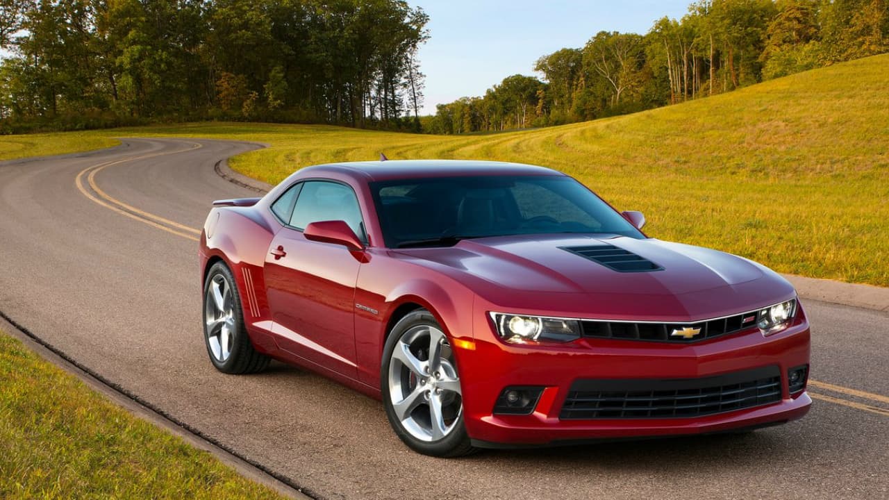 La versión 
<b>SS del<a href="https://www.univision.com/noticias/chevrolet/conoce-al-redisenado-chevrolet-camaro-2019-fotos#bf750a410000" target="_blank"> Chevrolet Camaro</a> 2014 </b>cuenta con un motor V8 SFI de 6.2 litros con 426 caballos de fuerza para la opción con transmisión manual. Fue en esta versión que Chevrolet introdujo los instrumentos proyectados en el parabrisas a todo color.