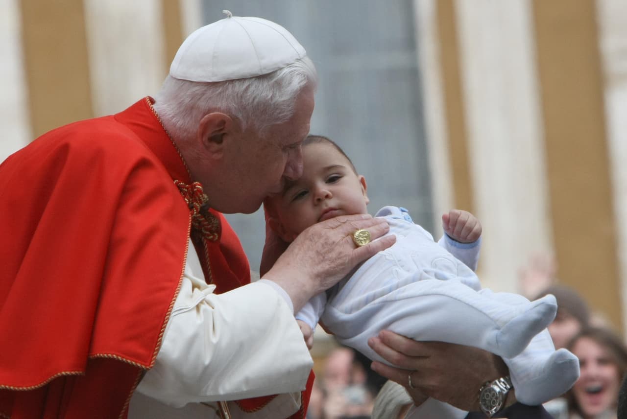 Múltiples bebés fueron bendecidos por Benedicto XVI y muchos de estos momentos quedaron capturados en conmovedoras fotografías.