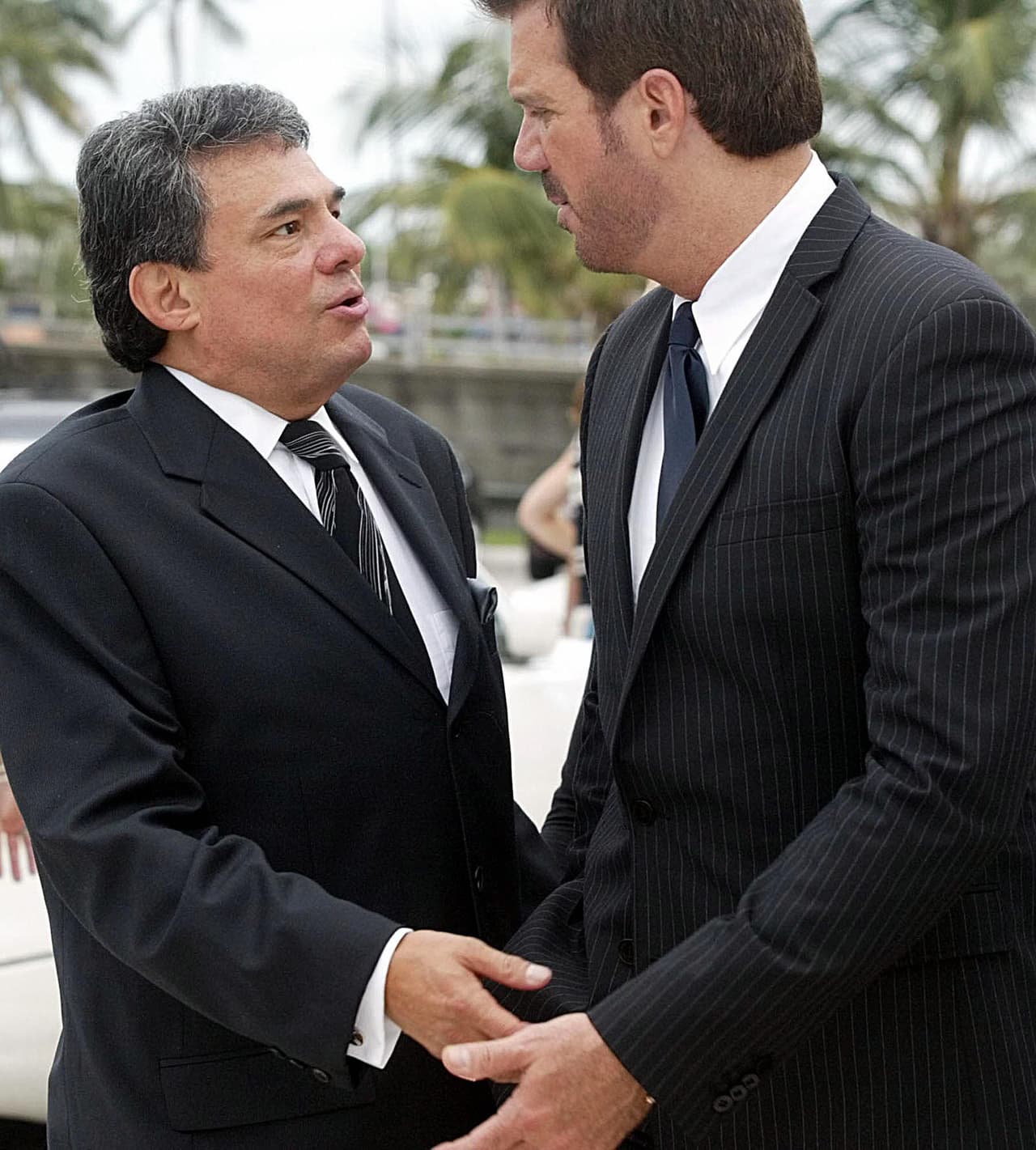 A principios del siglo XXI José José ya era parte de los artistas hispanos más reconocidos en EEUU. En la fotografía tomada en julio de 2003, José José conversa con el cantante cubano Willy Chirinos en Miami, durante los funerales de Celia Cruz, símbolo de la comunidad cubana en EEUU.