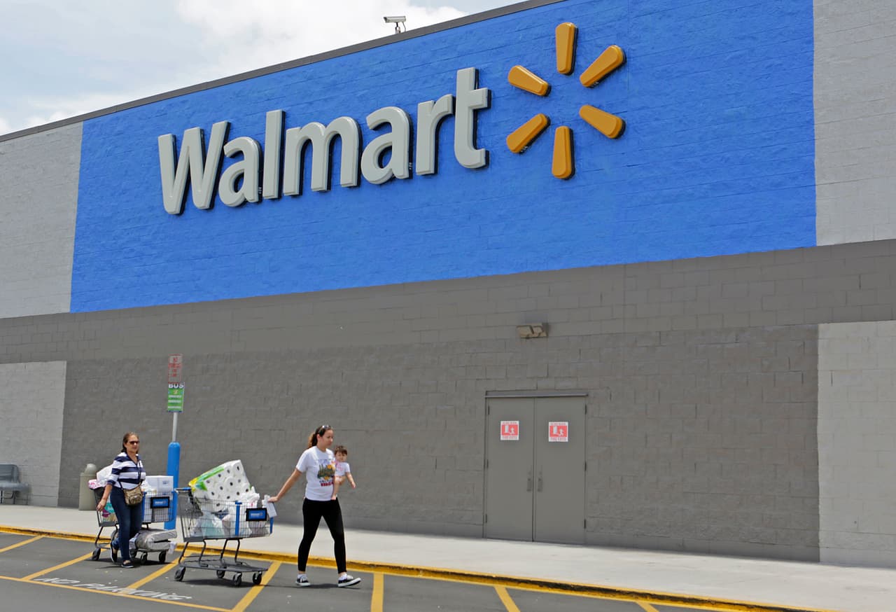 Walmart ofrece pagarle la universidad a sus empleados para intentar retenerlos