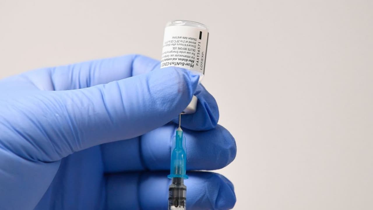 <b>En video. La doctora Aileen Marty explica las nuevas directrices</b> de los CDC. “Si vas de un hogar que está completamente vacunado a otro que también lo está, pues los riesgos son mínimos”, explica la experta.