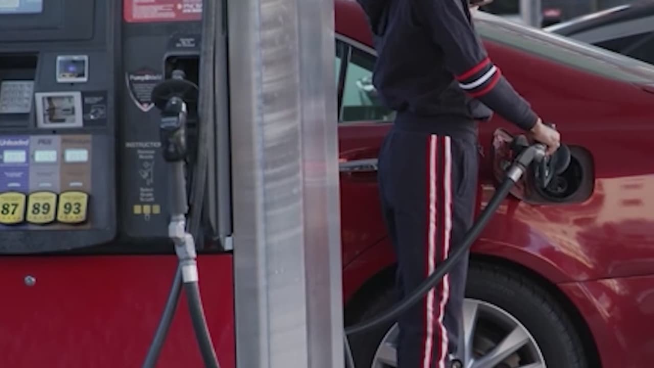 Aumento de gasolina afecta a residentes del Valle de Arizona; expertos brindan consejos para ahorrar