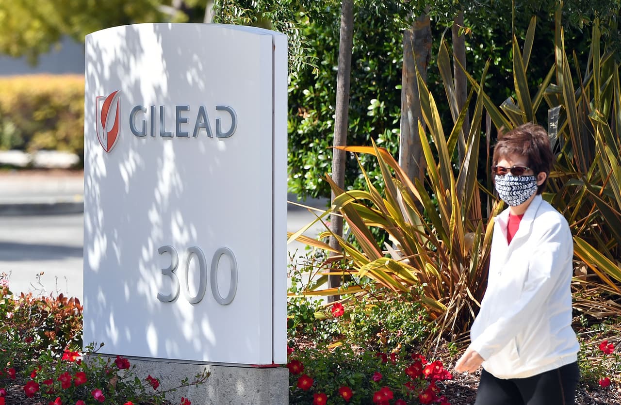 La empresa fabricante, Gilead Sciences, anunció que la FDA aprobó el uso de Remdesivir para pacientes hospitalizados con covid-19. Se trata del primer tratamiento y el único que es permitido en el país.