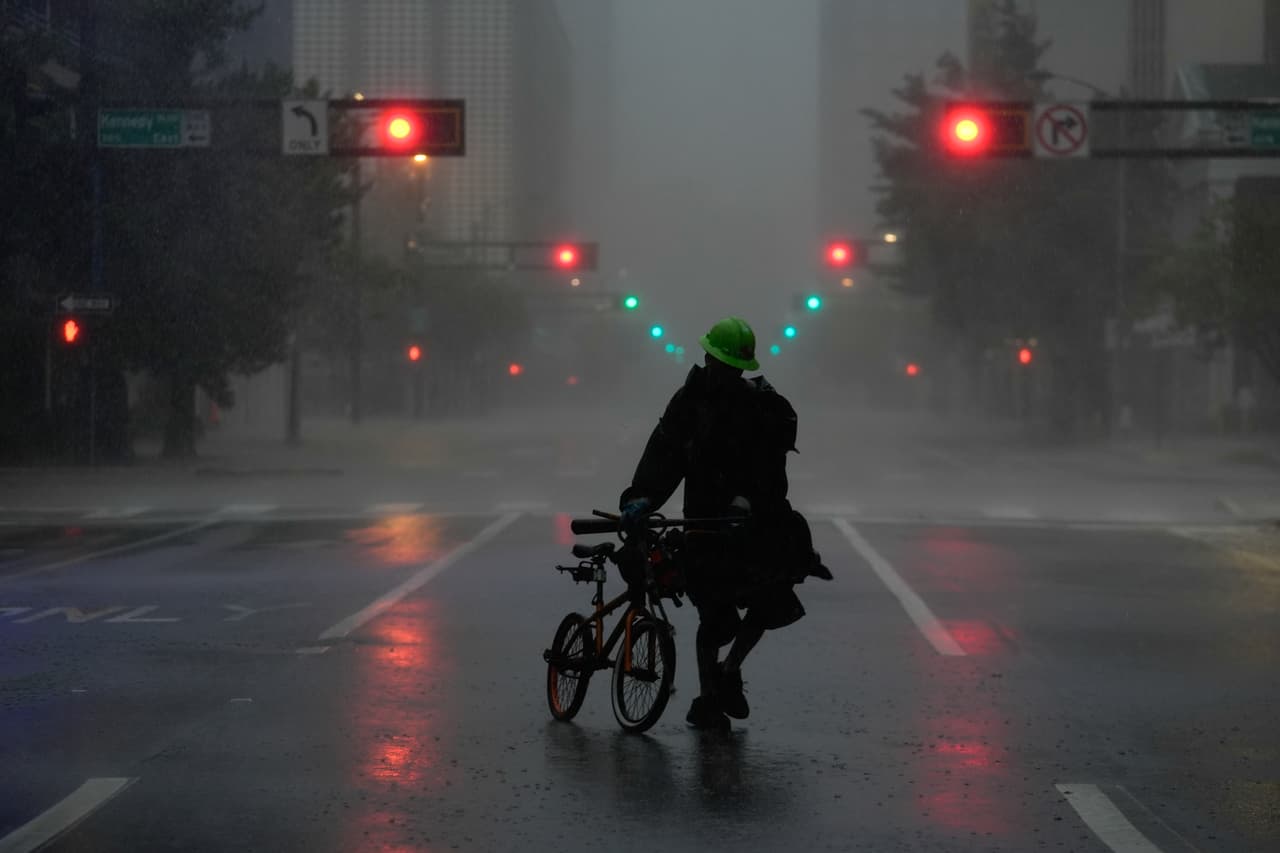 Un hombre camina en el centro de Tampa, Florida, antes de la llegada del huracán Milton.