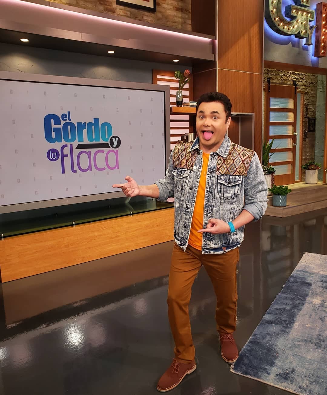 "Estoy aquí por ti mi amigo, tú salvaste mi vida, esto es para ti mi amigo", agregó y le entregó el regalo al actor que reaccionó conmovido.