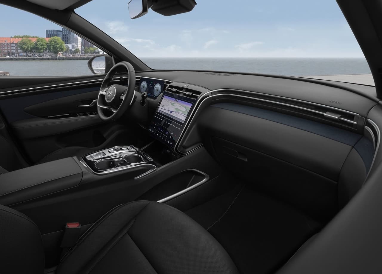 Su consola central cuenta con una pantalla de 10.25 pulgadas, mientras que su panel de instrumentos funciona en una de 12.3 pulgadas