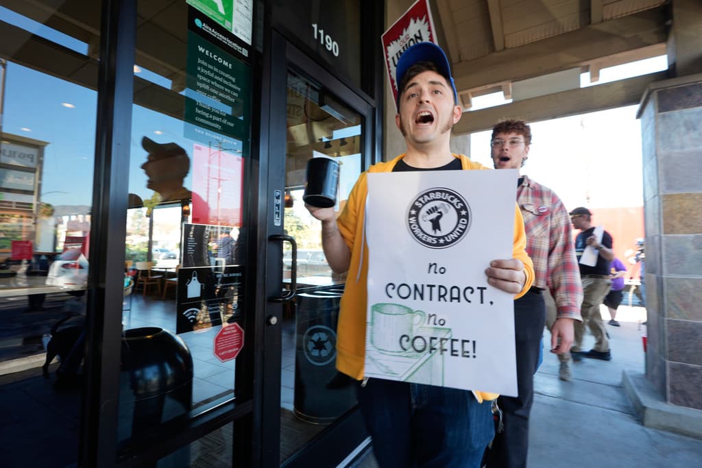 La huelga de trabajadores de Starbucks ocurre en medio de la temporada navideña, con impacto inicial en ciudades clave como Los Ángeles, Chicago y Seattle.
<br>