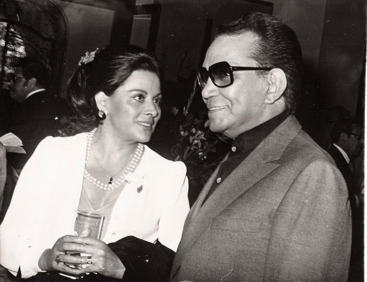 3.- Cuando era joven inició la carrera de medicina, misma que dejó por la situación económica que atravesaba su familia.