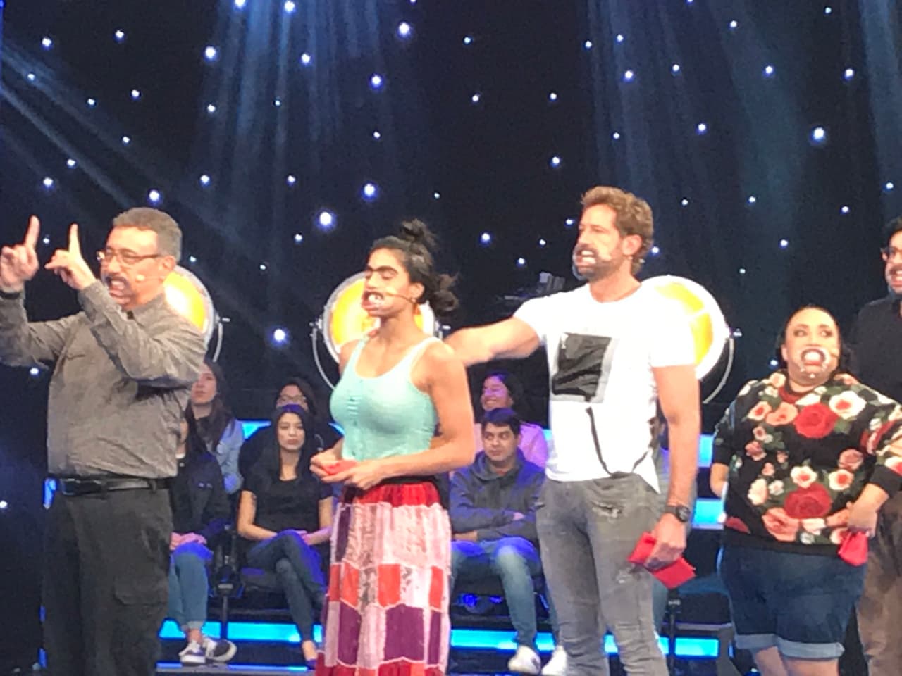 El programa comenzó con el reto 'Habla bien', en el que participarón Gabriel Soto e Irina Baeva.