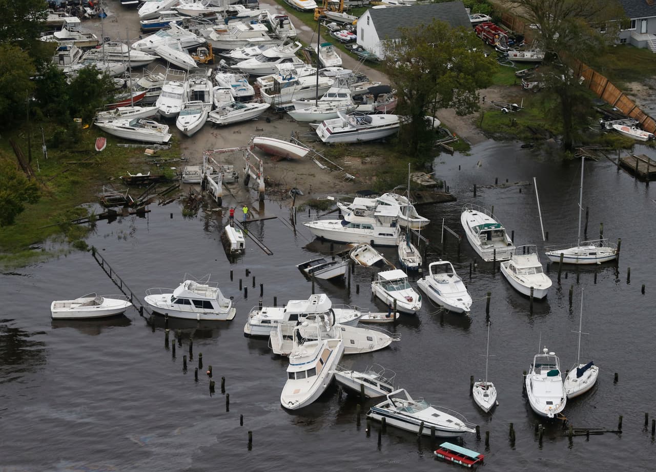 Decenas de botes apiñados después del paso de Florence, cuando aún tenía fuerza de Huracán sobre New Bend. En este momento la velocidad de los vientos ha disminuido hasta los 35 mph.