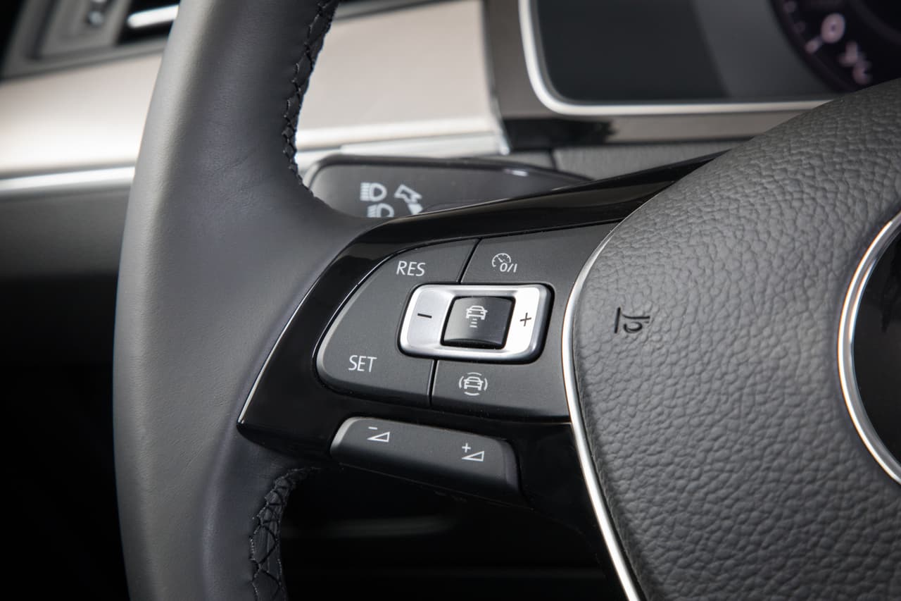 Los controles redundantes en el volante del Arteon cuenta con los suiches típicos de Volkswagen, loc cuales no son especialmente intuitivos.