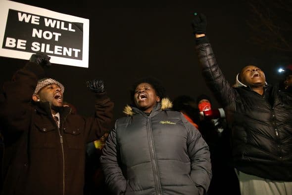 Al tiempo, las protestas comenzaron. Con pancartas y consignas demostraron su rechazo.