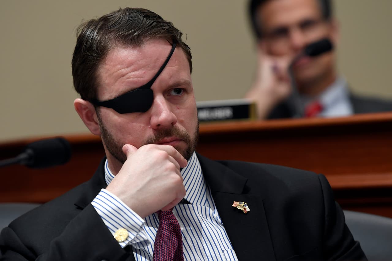 El congresista 
<b>Dan Crenshaw</b>, del distrito 2 (Houston), ha sido cauteloso desde que terminó el proceso electoral. Primero dijo que esperaba que se respetase la ley, sin mencionar la palabra "fraude", y hace unos días 
<a href="https://www.univision.com/local/houston-kxln/elecciones-estados-unidos-2020/el-congresista-republicano-dan-crenshaw-critica-a-trump-por-retirar-tropas-de-afganistan" target="_blank">criticó a Trump</a> por la decisión de retirar a 2,500 elementos de las 5,000 tropas que Estados Unidos mantiene en Afganistán.