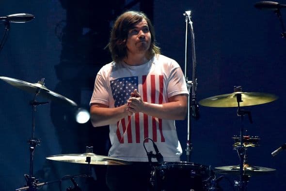 Aquí vemos al baterista despidiéndose del público.