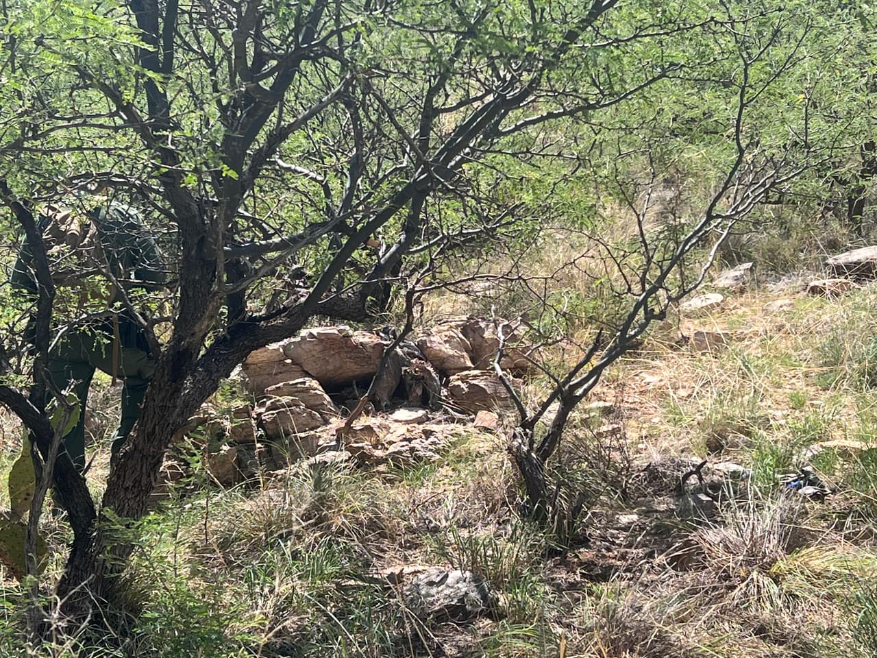 Caminamos un poco, la temperatura subía a los 103°F (40°C), en la imágense observa unas piedras acomodadas donde al parecer hicieron una fogata. En el camino quedaron botellas de agua, latas de comida que dejaron a su paso.