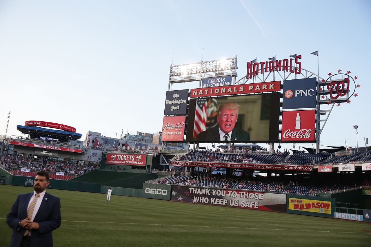 El presidente Donald Trump leyó un mensaje que fue transmitido por el marcador del estadio en el que dijo "ustedes están mostrándoles al mundo que no seremos intimidados por amenazas, actos de violencia o asaltos a nuestra democracia"